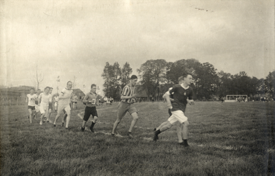 98749 Afbeelding van een wedstrijd hardlopen tijdens de gymnastiek- en atletiekdemonstraties op de gemeentelijke ...